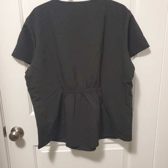 12/$30 π€°π€π©ββοΈ NWOT scrub top - black 1 - Picture 5 of 9